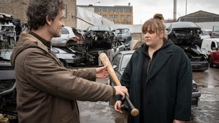 Tatort-Kritik Dortmund „Cash“: Faber überreicht Herzog einen Baseballschläger auf einem Schrottplatz (Foto: ard-foto s2-intern/extern, WDR / Bavaria Fiction GmbH / Thomas Kost) Tatort-Kritik Dortmund „Cash“: Faber überreicht Herzog einen Baseballschläger auf einem Schrottplatz