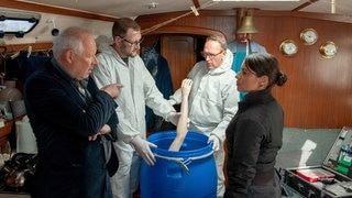 Tatort-Kritik „Borowski und der Wiedergänger“ aus Kiel: Die Kommissare un Spurensicherung finden einen Kunst-Arm in einem Fass (Foto: ard-foto s2-intern/extern, NDR / Olga Samuels) Tatort-Kritik „Borowski und der Wiedergänger“ aus Kiel: Die Kommissare un Spurensicherung finden einen Kunst-Arm in einem Fass