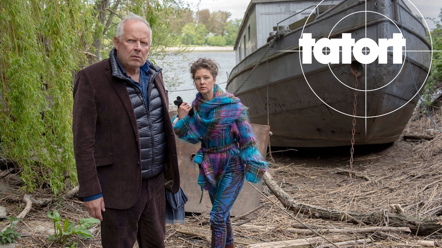 Tatort-Kritik „Borowski und der Wiedergänger“ aus Kiel: Borowski und Greta Exner vor einem auf Grund gelaufenen Boot am Ufer (Foto: ard-foto s2-intern/extern, NDR / Thorsten Jander)