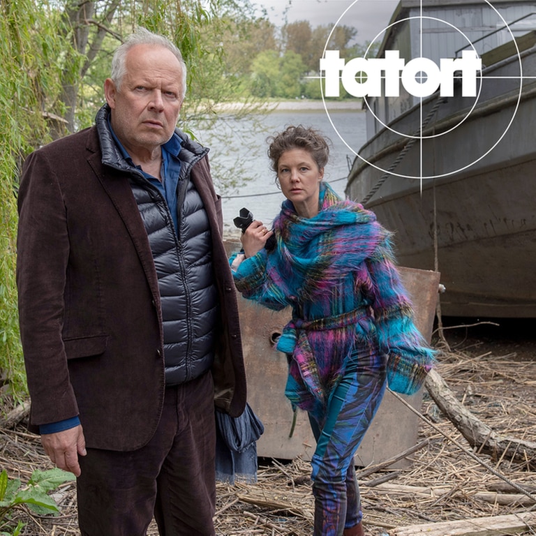 Tatort-Kritik „Borowski und der Wiedergänger“ aus Kiel: Borowski und Greta Exner vor einem auf Grund gelaufenen Boot am Ufer (Foto: ard-foto s2-intern/extern, NDR / Thorsten Jander)