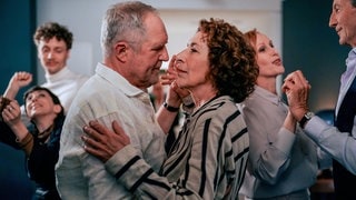 Tatort-Kritik Wien „Dein Verlust“: Moritz Eisner und Bibi Fellner beim Tanzen. (Foto: ard-foto s2-intern/extern, ORF / Petro Domenigg) Tatort-Kritik Wien „Dein Verlust“: Moritz Eisner und Bibi Fellner beim Tanzen.
