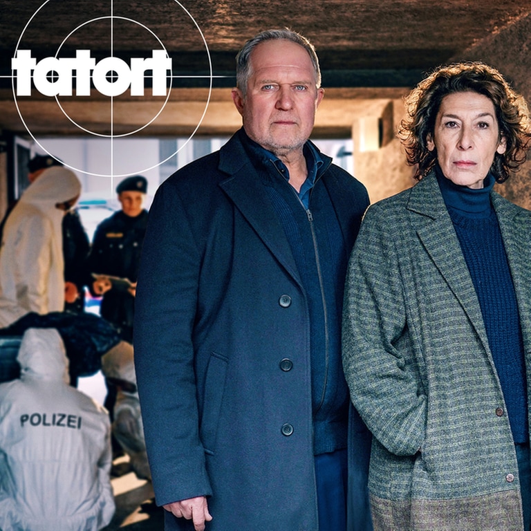 Tatort-Kritik Wien „Dein Verlust“: Die beiden Kommissare stehen fotogen vor einem Tatort. Im Hintergrund die Spurensicherung. (Foto: ard-foto s2-intern/extern, ORF / Petro Domenigg)