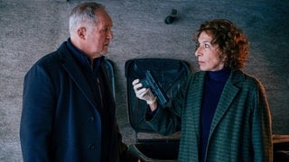 Tatort-Kritik Wien „Dein Verlust“: Bibi Fellner zeigt Moritz Eisner eine Waffe (Foto: ard-foto s2-intern/extern, ORF / Petro Domenigg) Tatort-Kritik Wien „Dein Verlust“: Bibi Fellner zeigt Moritz Eisner eine Waffe