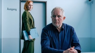 Tatort-Kritik Wien „Dein Verlust“: Moritz Eisner in einem Verhörzimmer (Foto: ard-foto s2-intern/extern, ORF / Petro Domenigg) Tatort-Kritik Wien „Dein Verlust“: Moritz Eisner in einem Verhörzimmer