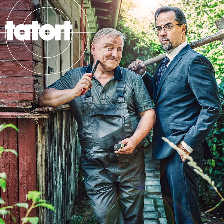 Tatort-Kritik „Unter Gärtnern“ Münster: Börne und Thiel in einem Garten bewaffnet mit Spaten und Schere (Foto: ard-foto s2-intern/extern, WDR/Bavaria Fiction GmbH/Taimas Ahangari)