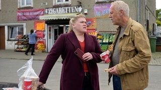 Polizeiruf-Kritik „Schweine“ aus Frankfurt Oder: Luschke und Rogov im Gespräch vor einem Kiosk