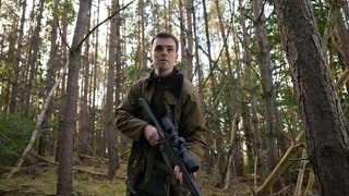 Polizeiruf-Kritik „Schweine“ aus Frankfurt Oder: Ein Jäger mit Gewehr im Wald 