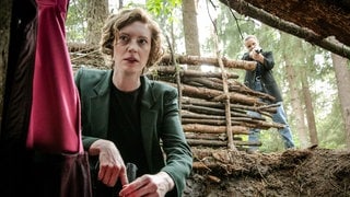 Tatort-Kritik „Angst im Dunkeln“ aus Bremen: Die beiden Kommissarinnen an dem Fundort der Leiche im Unterholz (Foto: ard-foto s2-intern/extern, Radio Bremen/Claudia Konerding) Tatort-Kritik „Angst im Dunkeln“ aus Bremen: Die beiden Kommissarinnen an dem Fundort der Leiche im Unterholz