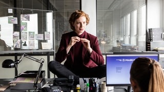 Tatort-Kritik „Angst im Dunkeln“ aus Bremen: Linda Seib im Schneidersitz auf ihrem Schreibtisch (Foto: ard-foto s2-intern/extern, Radio Bremen/Claudia Konerding) Tatort-Kritik „Angst im Dunkeln“ aus Bremen: Linda Seib im Schneidersitz auf ihrem Schreibtisch