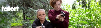 Tatort-Kritik „Angst im Dunkeln“ aus Bremen: Die beiden Kommissarinnen mit gezogener Waffe im Wald