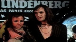 Er war einer der ersten Stars in einem Tatort und spielte – natürlich – sich selbst: Udo Lindenberg und das Panikorchester in „Kneipenbekanntschaft“ von 1974! (Foto: Screenshot: Das Erste) Er war einer der ersten Stars in einem Tatort und spielte – natürlich – sich selbst: Udo Lindenberg und das Panikorchester in „Kneipenbekanntschaft“ von 1974!
