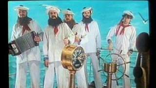 Na, erkannt? Das sind tatsächlich Die Toten Hosen! Gleich zwei mal waren sie im Tatort dabei – zum ersten Mal 1987 in „Voll auf Hass“, und dann nochmal 1994 in „...und die Musi spielt dazu“ als Volksm (Foto: Screenshot: Das Erste) Na, erkannt? Das sind tatsächlich Die Toten Hosen! Gleich zwei mal waren sie im Tatort dabei – zum ersten Mal 1987 in „Voll auf Hass“, und dann nochmal 1994 in „...und die Musi spielt dazu“ als Volksm