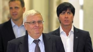 ... Theo Zwanziger, Jogi Löw, Oliver Bierhoff und die Fußballnationalmannschaft der Frauen waren schon dabei: 2012 in „Im Abseits“. (Foto: dpa/picture-alliance) ... Theo Zwanziger, Jogi Löw, Oliver Bierhoff und die Fußballnationalmannschaft der Frauen waren schon dabei: 2012 in „Im Abseits“.