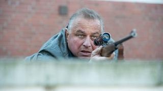 Brock mit Gewehr (Foto: NDR/Christine Schroeder) Brock mit Gewehr