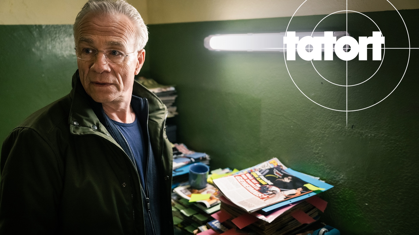 Tatort-Kritik „Diesmal ist es anders“ aus Köln: Ballauf vor einem Stapel alter Zeitungen (Foto: ard-foto s2-intern/extern, WDR/Bavaria Fiction GmbH/Martin Valentin Menke)