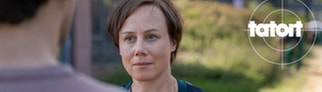 Tatort-Kritik „Letzter Ausflug Schauinsland“ Schwarzwald: Tobler steht im Außenbereich eines Gefängnisses einem Mann Gegenüber