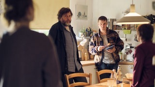 Tatort-Kritik „Letzter Ausflug Schauinsland“ Schwarzwald: Die beiden Kommissare zwischen dem Sohn und der Frau von Hansi Pagel in einer Küche