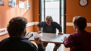 Tatort-Kritik „Letzter Ausflug Schauinsland“ Schwarzwald: Der aggressive Hansi aufgebracht an einem Verhörstisch