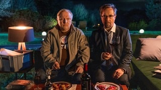 Bei TK-Pizza und Rotwein sinnieren Hauptkommissar Thiel (Axel Prahl, l.) und Dr. Karl-Friedrich Boerne (Jan Josef Liefers, r.) über die möglichen Szenarien des tödlichen Unfalls nach dem Streit zwischen Doreen Prätorius (Cordelia Wege) und Oskar Weintraub (Nils Bunkhorst). | Tatort-Kritik aus Münster: „Man stirbt nur zweimal“ (Foto: ard-foto s2-intern/extern, WDR/Thomas Kost) Bei TK-Pizza und Rotwein sinnieren Hauptkommissar Thiel (Axel Prahl, l.) und Dr. Karl-Friedrich Boerne (Jan Josef Liefers, r.) über die möglichen Szenarien des tödlichen Unfalls nach dem Streit zwischen Doreen Prätorius (Cordelia Wege) und Oskar Weintraub (Nils Bunkhorst). | Tatort-Kritik aus Münster: „Man stirbt nur zweimal“