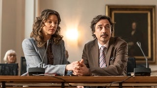 Doreen Prätorius (Cordelia Wege, l.) und ihr Anwalt Oskar Weintraub (Nils Bunkhorst, r.) erwarten gespannt das Urteil, das nach Jahren des Kampfes endlich über die Versicherungssumme ihres verstorbenen Mannes entscheidet. | Tatort-Kritik aus Münster: „Man stirbt nur zweimal“ (Foto: ard-foto s2-intern/extern, WDR/Thomas Kos) Doreen Prätorius (Cordelia Wege, l.) und ihr Anwalt Oskar Weintraub (Nils Bunkhorst, r.) erwarten gespannt das Urteil, das nach Jahren des Kampfes endlich über die Versicherungssumme ihres verstorbenen Mannes entscheidet. | Tatort-Kritik aus Münster: „Man stirbt nur zweimal“