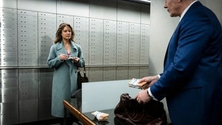 Zahltag! Doreen Prätorius (Cordelia Wege) erscheint kurzentschlossen in der Bank, um sich die zugesprochene Versicherungssumme auszahlen zu lassen. Die Frage bleibt: Was wird sie mit der beträchtlichen Bargeldsumme tun? | Tatort-Kritik aus Münster: „Man stirbt nur zweimal“ (Foto: ard-foto s2-intern/extern, WDR/Martin Valentin Menk) Zahltag! Doreen Prätorius (Cordelia Wege) erscheint kurzentschlossen in der Bank, um sich die zugesprochene Versicherungssumme auszahlen zu lassen. Die Frage bleibt: Was wird sie mit der beträchtlichen Bargeldsumme tun? | Tatort-Kritik aus Münster: „Man stirbt nur zweimal“