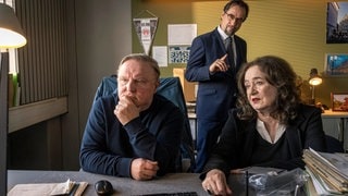 Staatsanwältin Wilhelmine Klemm (Mechthild Großmann, r.) und Hauptkommissar Frank Thiel (Axel Prahl, l.) können ihren Augen kaum trauen: Was Prof. Dr. Boerne (Jan Josef Liefers, M) ihnen mit seinem Inselwissen auf dem Präsidium stolz präsentiert, wirft ein völlig neues Licht auf die Ermittlungen. | Tatort-Kritik aus Münster: „Man stirbt nur zweimal“ (Foto: ard-foto s2-intern/extern, WDR/Thomas Kost) Staatsanwältin Wilhelmine Klemm (Mechthild Großmann, r.) und Hauptkommissar Frank Thiel (Axel Prahl, l.) können ihren Augen kaum trauen: Was Prof. Dr. Boerne (Jan Josef Liefers, M) ihnen mit seinem Inselwissen auf dem Präsidium stolz präsentiert, wirft ein völlig neues Licht auf die Ermittlungen. | Tatort-Kritik aus Münster: „Man stirbt nur zweimal“