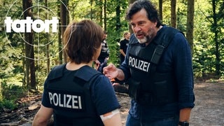Tatort Freiburg „Die große Angst“: Die Kommissare Franziska Tobler (Eva Löbau) und Friedemann Berg (Hans-Jochen Wagner) müssen im Wald das geflüchtete Paar aufspüren. 