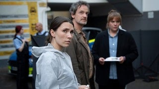 Szenenbild von Tatort „Abstellgleis“ aus Dortmund: Faber und Herzog mit Kollegin von der KTU (Foto: ard-foto s2-intern/extern, WDR/Thomas Kost) Szenenbild von Tatort „Abstellgleis“ aus Dortmund: Faber und Herzog mit Kollegin von der KTU