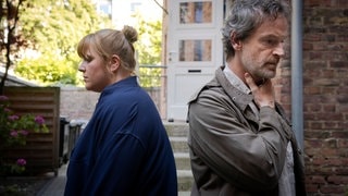 Szenenbild von Tatort „Abstellgleis“ aus Dortmund: Herzog und Faber stehen abgewandt von einander (Foto: ard-foto s2-intern/extern, WDR/Thomas Kost) Szenenbild von Tatort „Abstellgleis“ aus Dortmund: Herzog und Faber stehen abgewandt von einander