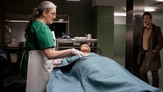 Szenenbild von Tatort „Abstellgleis“ aus Dortmund: Dr. Greta Leitner obduziert das Opfer (Foto: ard-foto s2-intern/extern, WDR/Thomas Kost) Szenenbild von Tatort „Abstellgleis“ aus Dortmund: Dr. Greta Leitner obduziert das Opfer
