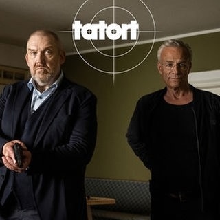 Szenenbild aus dem Tatort „Abbruchkante“ aus Köln. Die Tatort-Kommissare mit gezogenen Waffen.