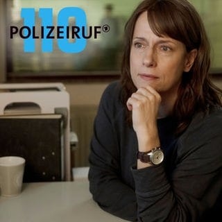 Komissarin Brasch schaut nachdenklich. Szenenbild Polizeiruf 110 „Widerfahrnis“ aus Magdeburg. Unser Polizeiruf-Checkerin gibt in ihrer Kritik 4 von 5 Elchen.