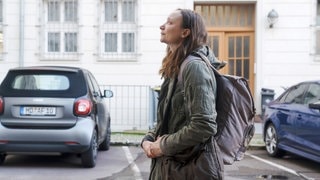 Das spätere Opfer, Sarah, steht in einem Hof. Szenenbild Polizeiruf 110 „Widerfahrnis“ aus Magdeburg (Foto: © MDR/filmpool fiction/Stefan Erhard) Das spätere Opfer, Sarah, steht in einem Hof. Szenenbild Polizeiruf 110 „Widerfahrnis“ aus Magdeburg