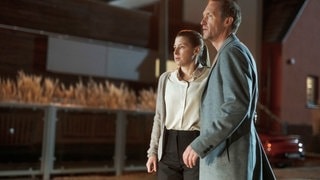 Architekt René Tamm ist im Bild mit einer Frau zu sehen. Szenenbild Polizeiruf 110 „Widerfahrnis“ aus Magdeburg (Foto: © MDR/filmpool fiction/Stefan Erhard) Architekt René Tamm ist im Bild mit einer Frau zu sehen. Szenenbild Polizeiruf 110 „Widerfahrnis“ aus Magdeburg