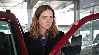 Szenenbild Tatort „Solange du atmest“ aus Bremen: Ranis Mitbewohnerin Paula steigt aus einem Auto aus und blickt in die Kamera (Foto: ard-foto s2-intern/extern, Radio Bremen / Claudia Konerding) Szenenbild Tatort „Solange du atmest“ aus Bremen: Ranis Mitbewohnerin Paula steigt aus einem Auto aus und blickt in die Kamera
