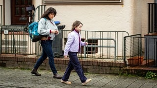 Szenenbild Tatort „Solange du atmest“ aus Bremen: Rani Ewers und ihre Tochter laufen vor einem Haus auf dem Gehweg. (Foto: ard-foto s2-intern/extern, Radio Bremen / Claudia Konerding) Szenenbild Tatort „Solange du atmest“ aus Bremen: Rani Ewers und ihre Tochter laufen vor einem Haus auf dem Gehweg.