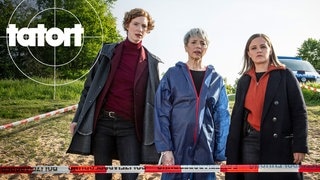 Szenenbild Tatort „Solange du atmest“ aus Bremen: Die Bremer Ermittlerinnen Linda Selb und Liv Moormann stehen mit der Gerichtsmedizinerin vor einem Absperrband am Tatort. 