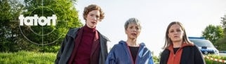 Szenenbild Tatort „Solange du atmest“ aus Bremen: Die Bremer Ermittlerinnen Linda Selb und Liv Moormann stehen mit der Gerichtsmedizinerin vor einem Absperrband am Tatort. 