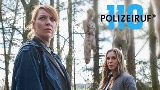 Szenenbild aus Polizeiruf „Böse geboren“: Kathrin König (Anneke Kim Sarnau) und Melly Böwe (Lina Beckmann) in einem einsamen Waldstück bei Rostock