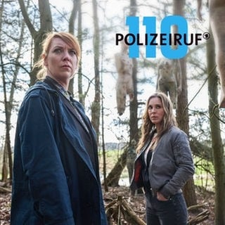 Szenenbild aus Polizeiruf „Böse geboren“: Kathrin König (Anneke Kim Sarnau) und Melly Böwe (Lina Beckmann) in einem einsamen Waldstück bei Rostock