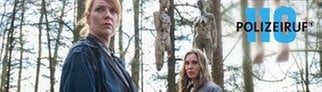 Szenenbild aus Polizeiruf „Böse geboren“: Kathrin König (Anneke Kim Sarnau) und Melly Böwe (Lina Beckmann) in einem einsamen Waldstück bei Rostock