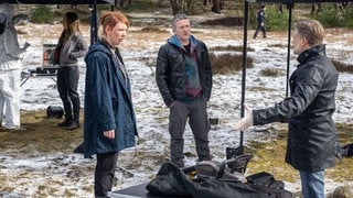 Szenenbild Polizeiruf „Böse geboren“ aus Rostock: Die Kommissarinnen stehen mit ihrem Team beim Tatort auf einer reifbedeckten Waldwiese (Foto: ard-foto s2-intern/extern, NDR/Michael Ihle) Szenenbild Polizeiruf „Böse geboren“ aus Rostock: Die Kommissarinnen stehen mit ihrem Team beim Tatort auf einer reifbedeckten Waldwiese