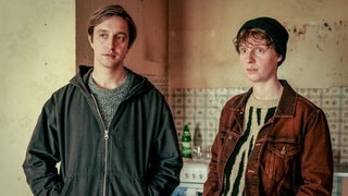 Szenenbild aus dem Tatort „Wir sind nicht zu fassen!“ aus Wien: Zwei junge Menschen stehen in einer altmodischen Küche (Foto: ard-foto s3, ORF/Petro Domenigg) Szenenbild aus dem Tatort „Wir sind nicht zu fassen!“ aus Wien: Zwei junge Menschen stehen in einer altmodischen Küche