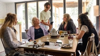 Szenenbild aus dem Tatort „Feuer“ aus Dortmund: Fünf Frauen sitzen um einen Tisch mit Tee oder Kaffee, unterhalten sich und wirken angespannt. (Foto: ard-foto s2-intern/extern, WDR/Martin Rottenkolber) Szenenbild aus dem Tatort „Feuer“ aus Dortmund: Fünf Frauen sitzen um einen Tisch mit Tee oder Kaffee, unterhalten sich und wirken angespannt.