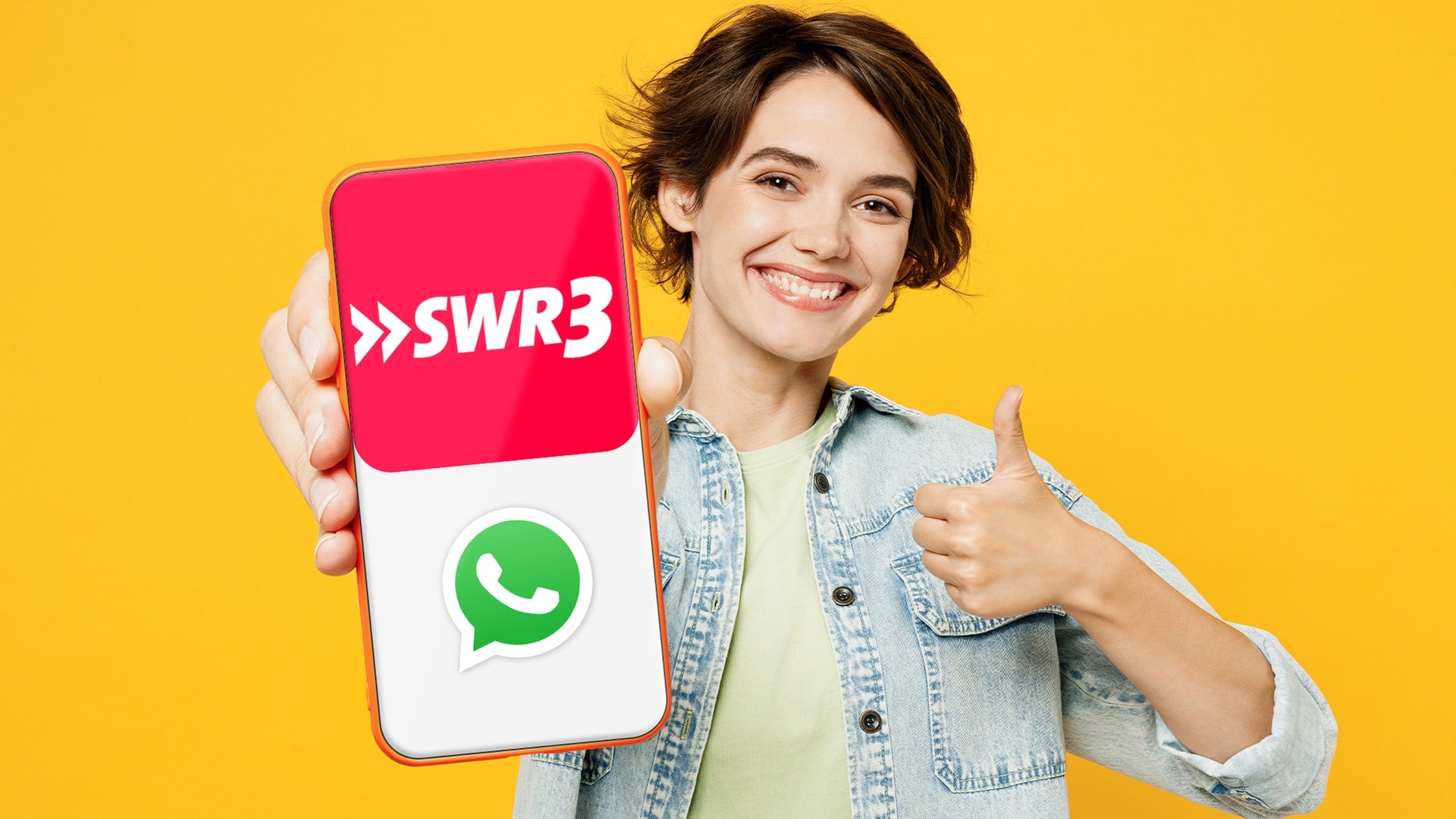 Eine Frau hält ein Smartphone mit dem Display nach vorne nach oben. Da SWR3 nun einen Whatsapp-Kanal hat, sind darauf die beiden Logos zu sehen. (Foto: Adobe Stock, ViDi Studio)