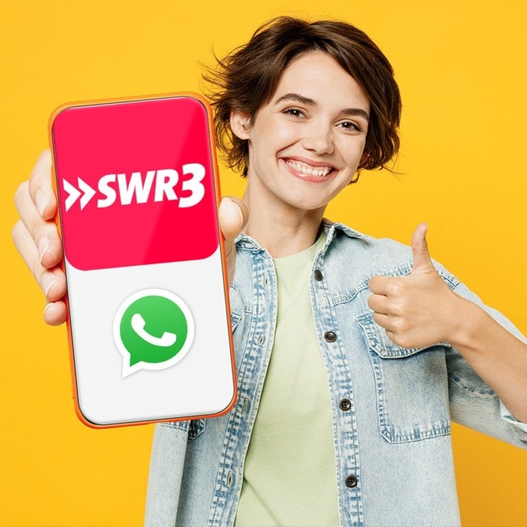 Eine Frau hält ein Smartphone mit dem Display nach vorne nach oben. Da SWR3 nun einen Whatsapp-Kanal hat, sind darauf die beiden Logos zu sehen. (Foto: Adobe Stock, ViDi Studio)