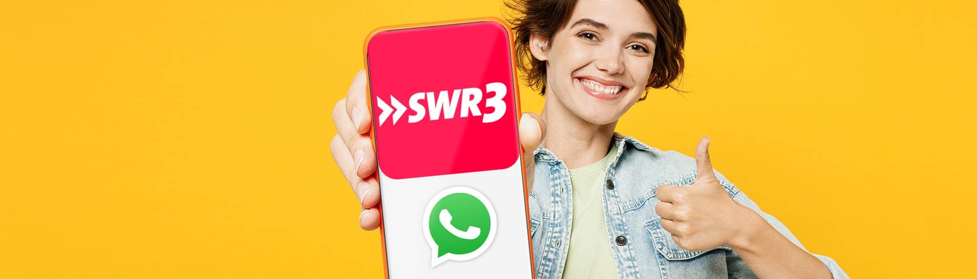 Eine Frau hält ein Smartphone mit dem Display nach vorne nach oben. Da SWR3 nun einen Whatsapp-Kanal hat, sind darauf die beiden Logos zu sehen. (Foto: Adobe Stock, ViDi Studio)