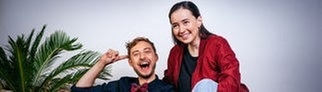Constantin Zöller und Rebekka de Buhr sitzen auf der Couch und moderieren die SWR3-Morningshow