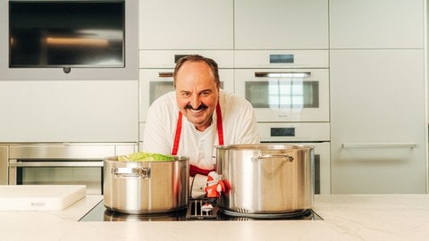 Starkoch Johann Lafer in seiner Küche voller Vorfreude auf das große SWR3 Grillen.