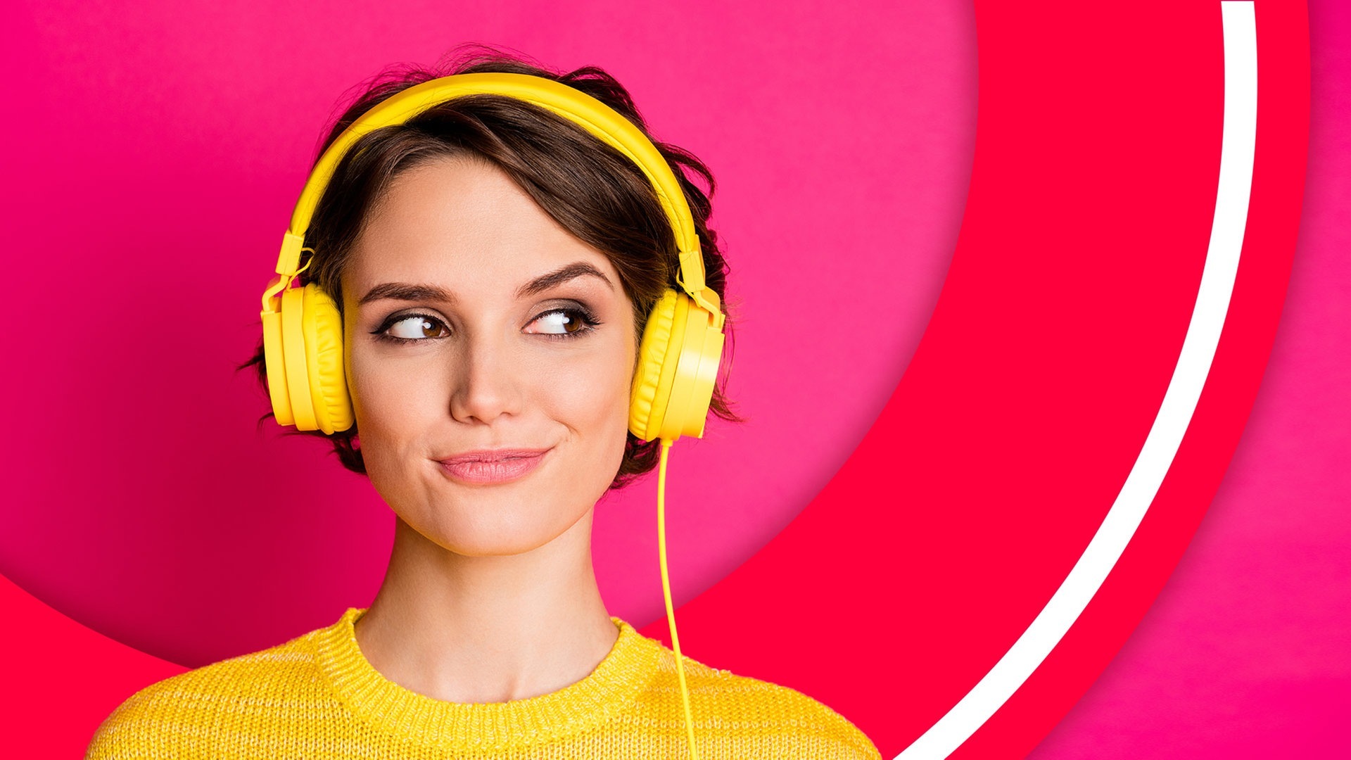 Frau hört Audioreihen und Podcast auf dem Kopfhörer (Foto: Adobe Stock/deagreez)